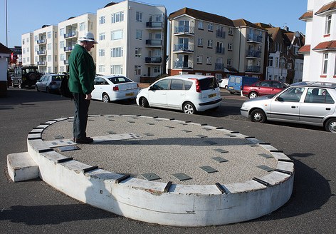 [ Platform 'Sunclock' at Bexhill-on-Sea, UK ]